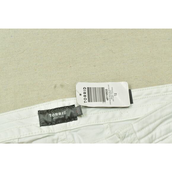 Torrid Women's Plus Size 22 White FeelTheFit Stretch Cuffed Chino Shorts NEW - Picture 6 of 8
